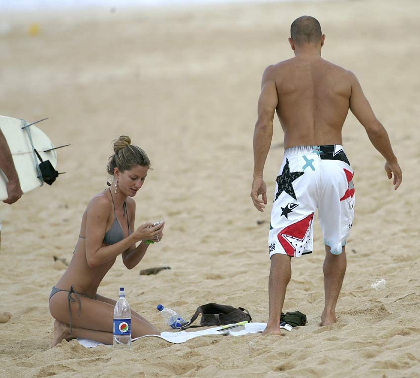 Gisele bundchen in posa nuda e bikini spiaggia paparazzi immagini
 #75438656