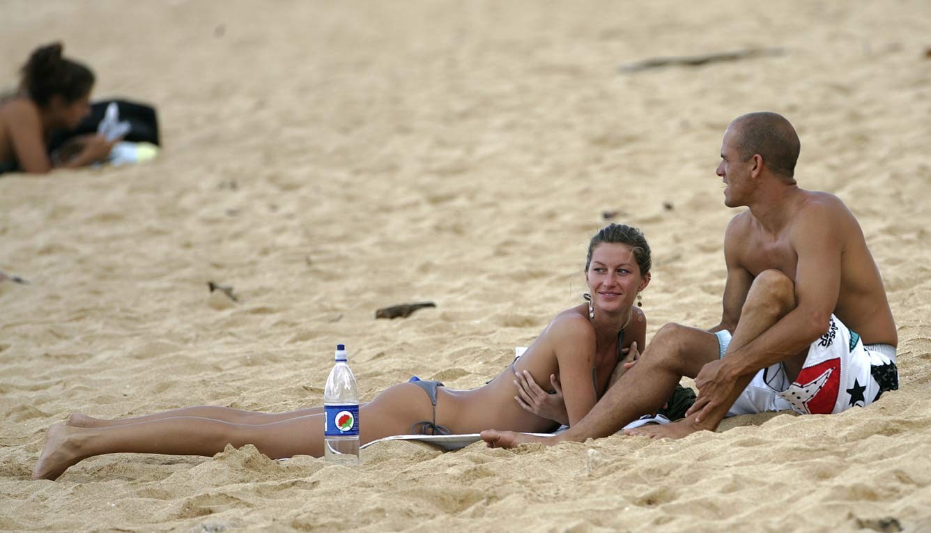 Gisele bundchen in posa nuda e bikini spiaggia paparazzi immagini
 #75438663