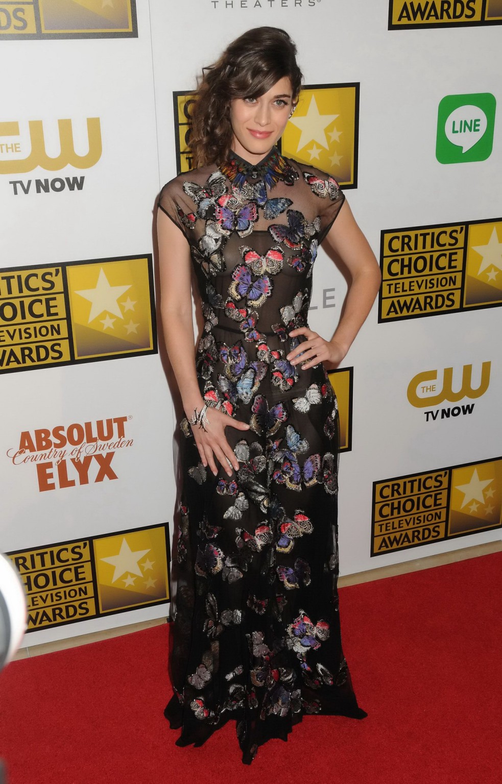 Lizzy caplan braless y pantyless en un maxi vestido con estampado de mariposas
 #75192712