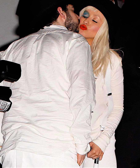 La chanteuse célèbre Christina Aguilera se produisant en résille sexy.
 #75403628