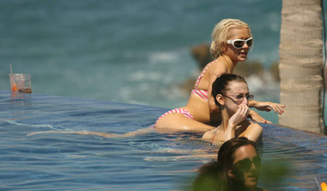La chanteuse célèbre Christina Aguilera se produisant en résille sexy.
 #75403652