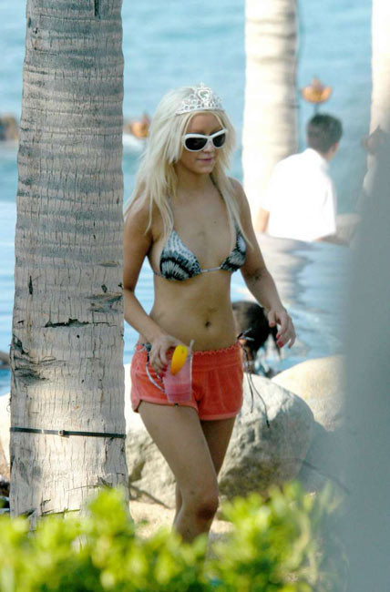 La chanteuse célèbre Christina Aguilera se produisant en résille sexy.
 #75403661