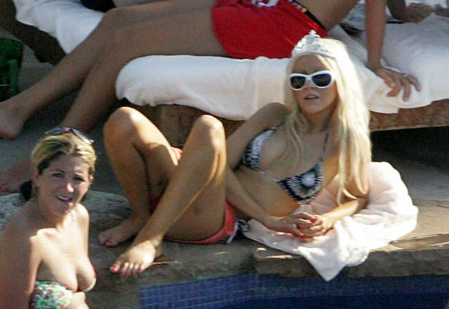 La chanteuse célèbre Christina Aguilera se produisant en résille sexy.
 #75403670
