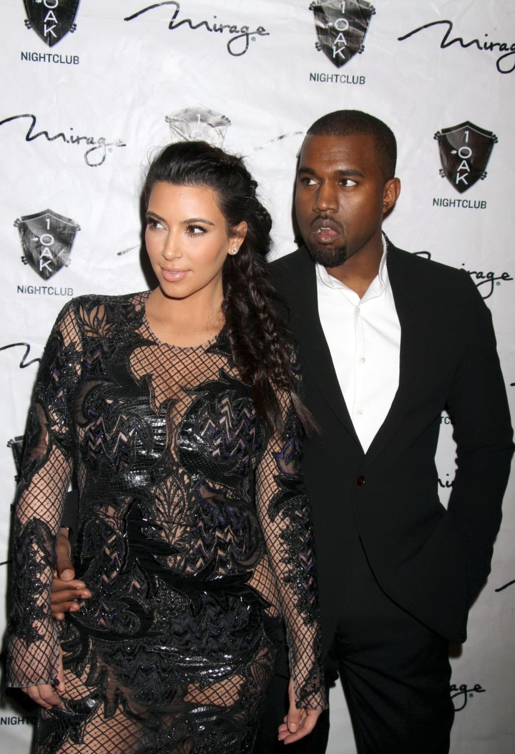 Kim Kardashian en robe noire résille animant le compte à rebours du Nouvel An à La Havane.
 #75244953