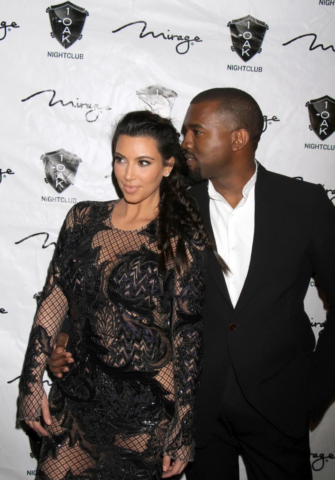 Kim Kardashian in abito a rete nero che ospita il conto alla rovescia di Capodanno a La
 #75244961