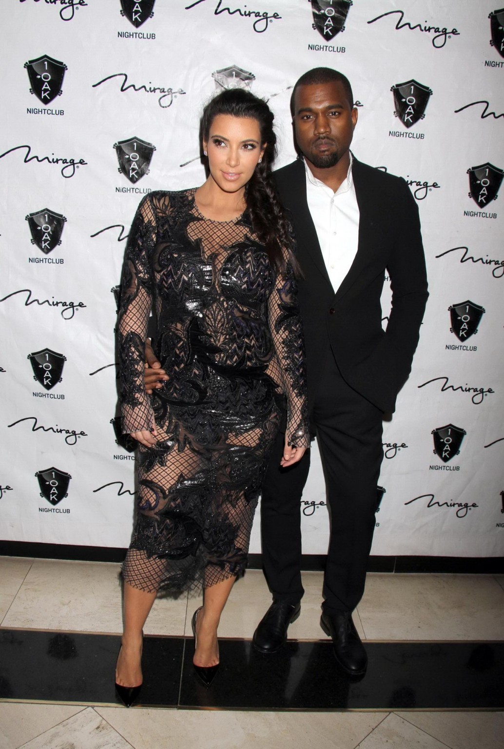 Kim Kardashian in schwarzem Netzkleid als Gastgeberin des Silvester-Countdowns in La
 #75244966