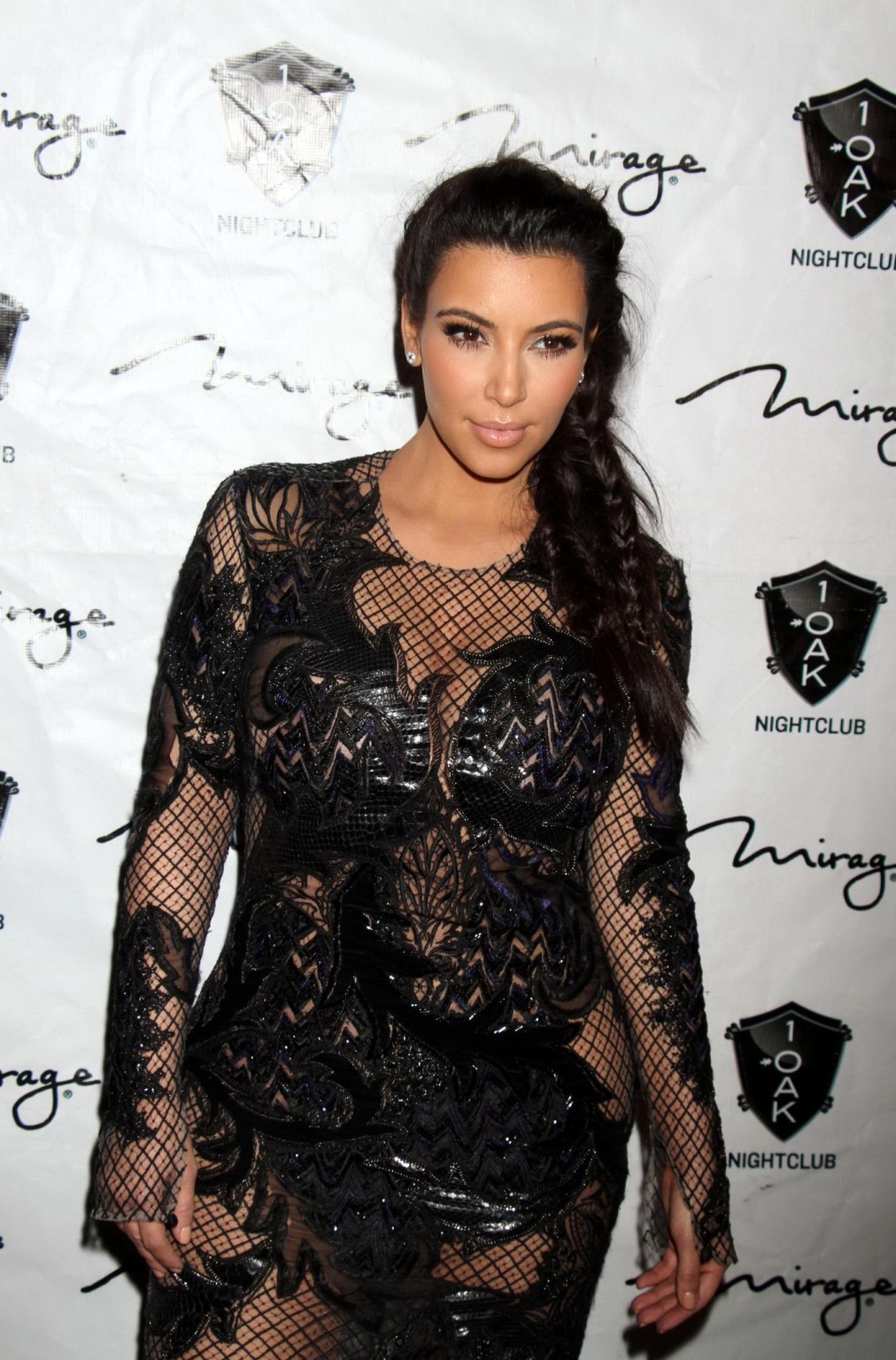 Kim Kardashian en robe noire résille animant le compte à rebours du Nouvel An à La Havane.
 #75244979