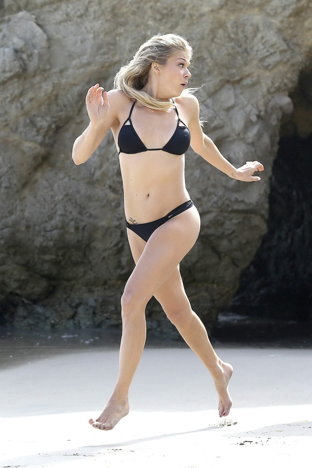 Leann rimes portant un bikini noir lors du photoshoot à la plage de malibu
 #75192669