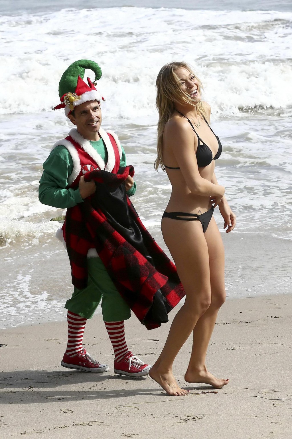 Leann rimes portant un bikini noir lors du photoshoot à la plage de malibu
 #75192701