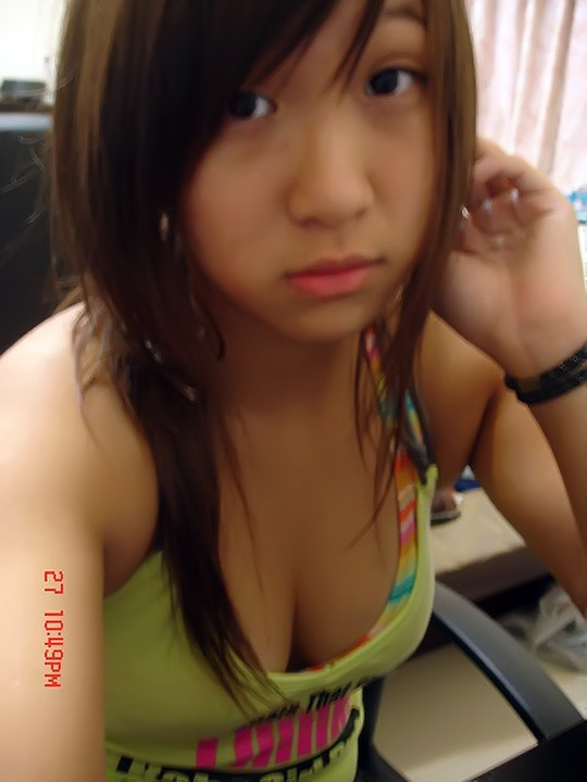 Ragazze asiatiche teenager che si spogliano
 #69864276