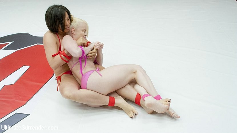 Nikki delano bionda è dominata e strapon durante il wrestling da
 #79072958