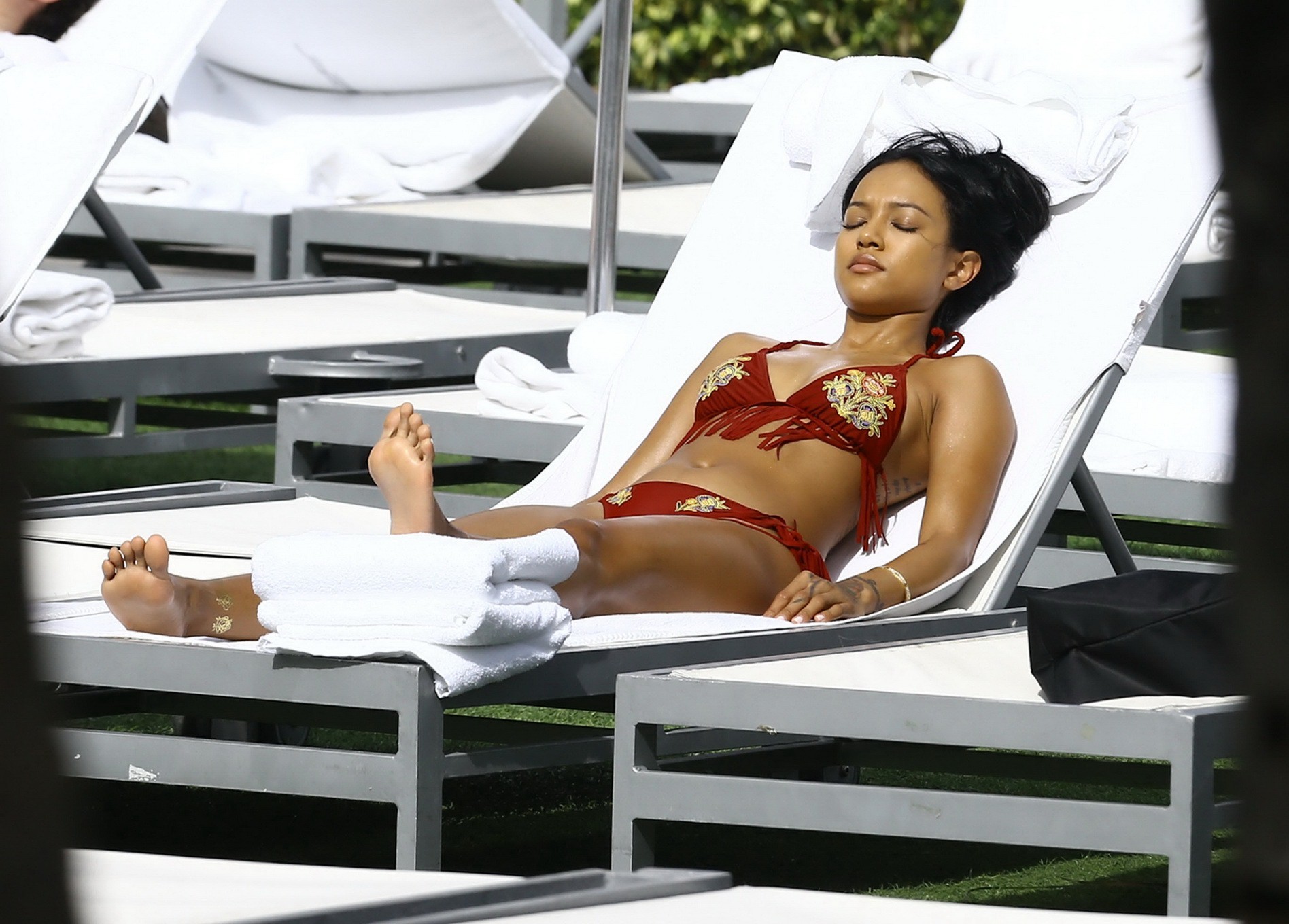 Karrueche tran tetona y con el trasero en diminuto bikini rojo junto a la piscina
 #75148455