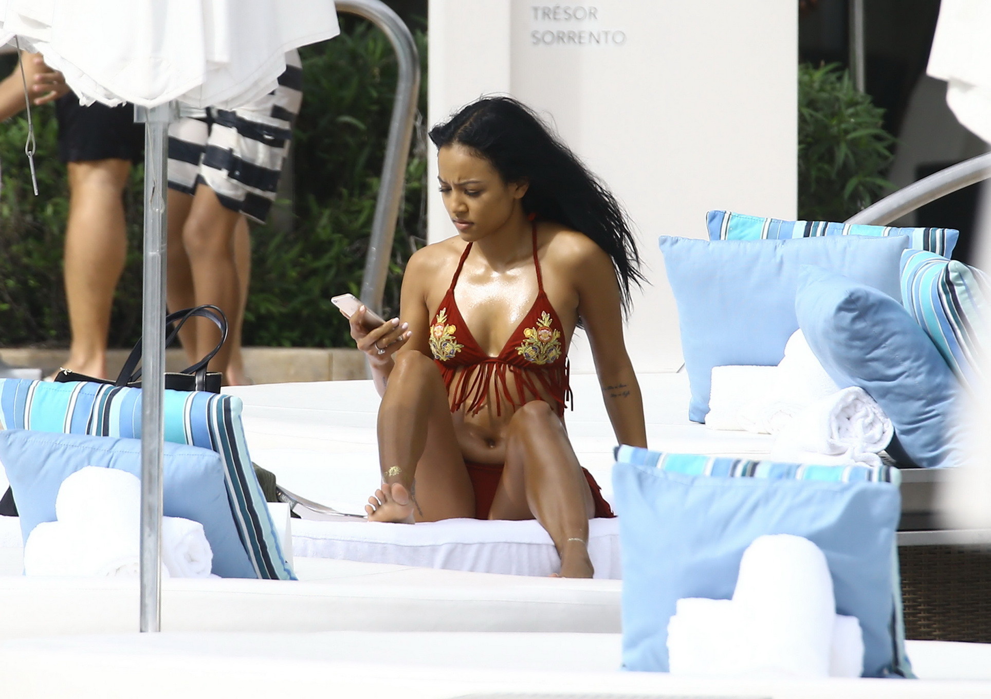 Karrueche tran tetona y con el trasero en diminuto bikini rojo junto a la piscina
 #75148499