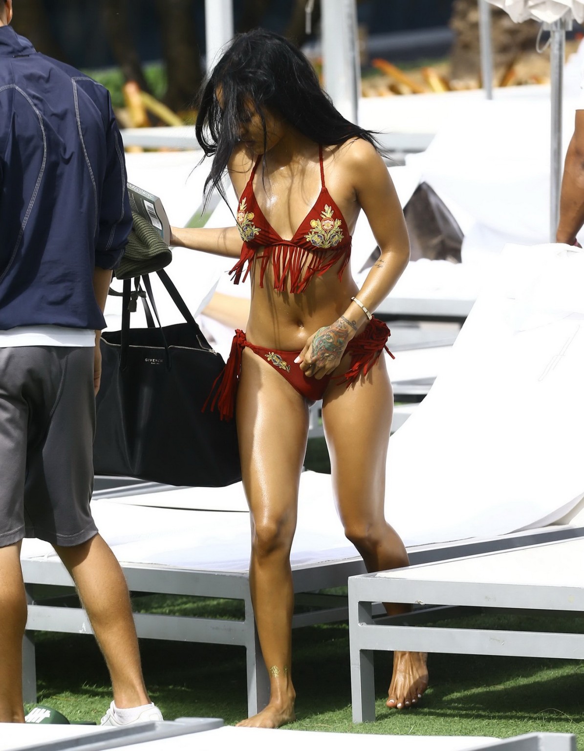 Karrueche tran tetona y con el trasero en diminuto bikini rojo junto a la piscina
 #75148512