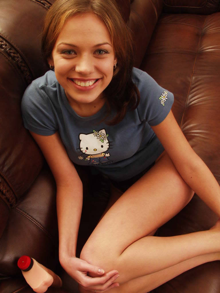 Teen zeigt ihre Muschi und große Titten auf der Couch
 #70655835