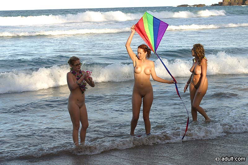 Vier nackte Babes lassen einen Drachen steigen
 #72321090