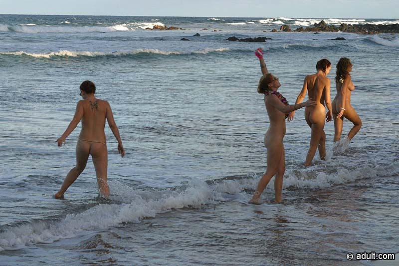 Vier nackte Babes lassen einen Drachen steigen
 #72321098