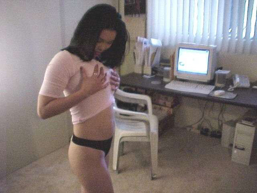 Japonesa joven gfs posando para la cámara
 #69889894