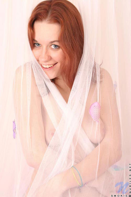 Smokie juega con sus tetas y su coño poniendose guapa y caliente ella sola
 #78775221