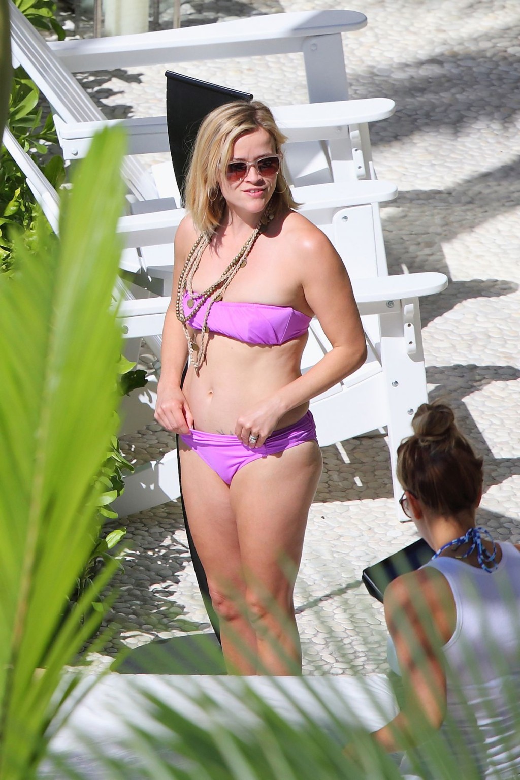 Reese Witherspoon bronzant dans un bikini rose moulant à son hôtel à Hawaii.
 #75207968