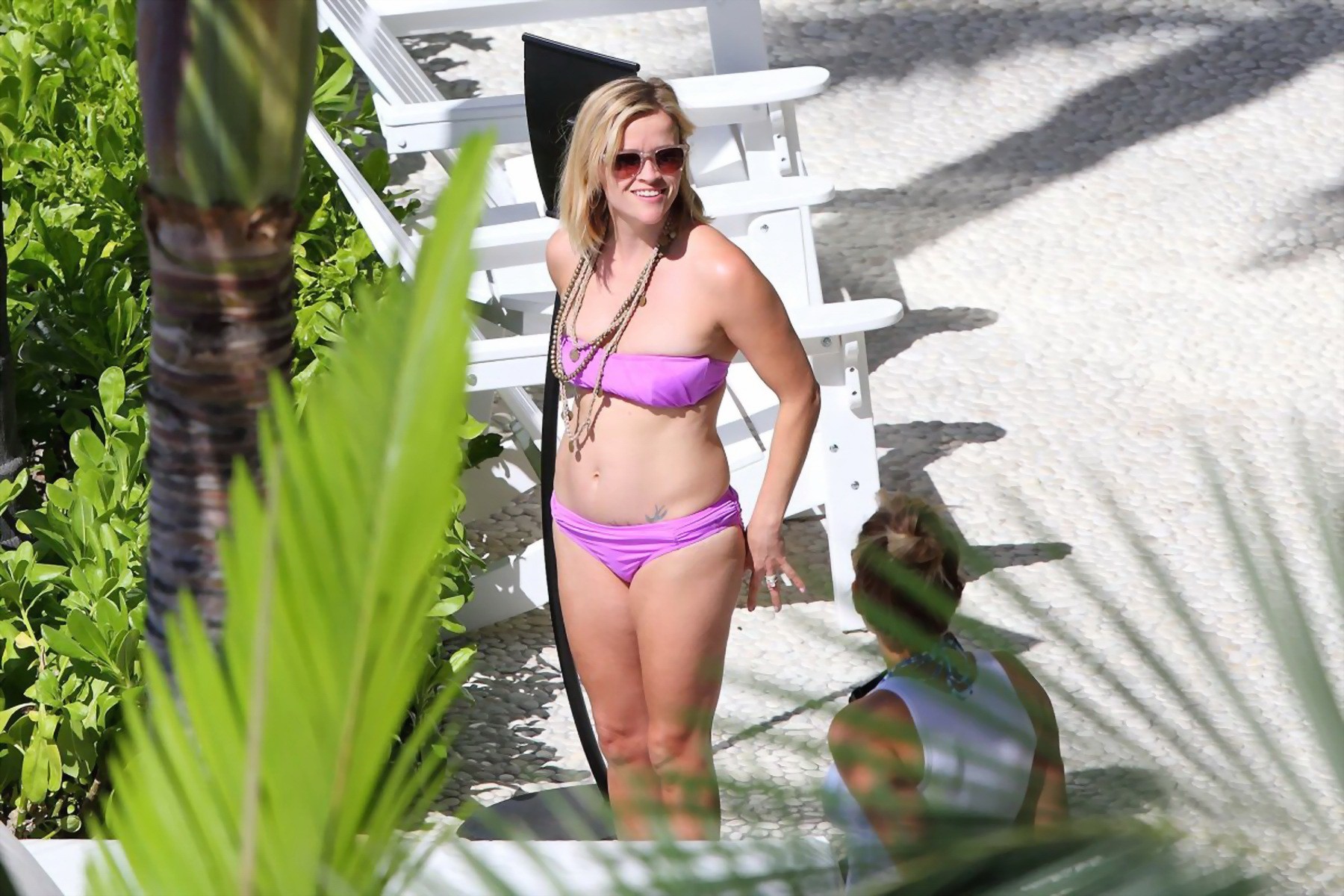 Reese Witherspoon bronzant dans un bikini rose moulant à son hôtel à Hawaii.
 #75207974