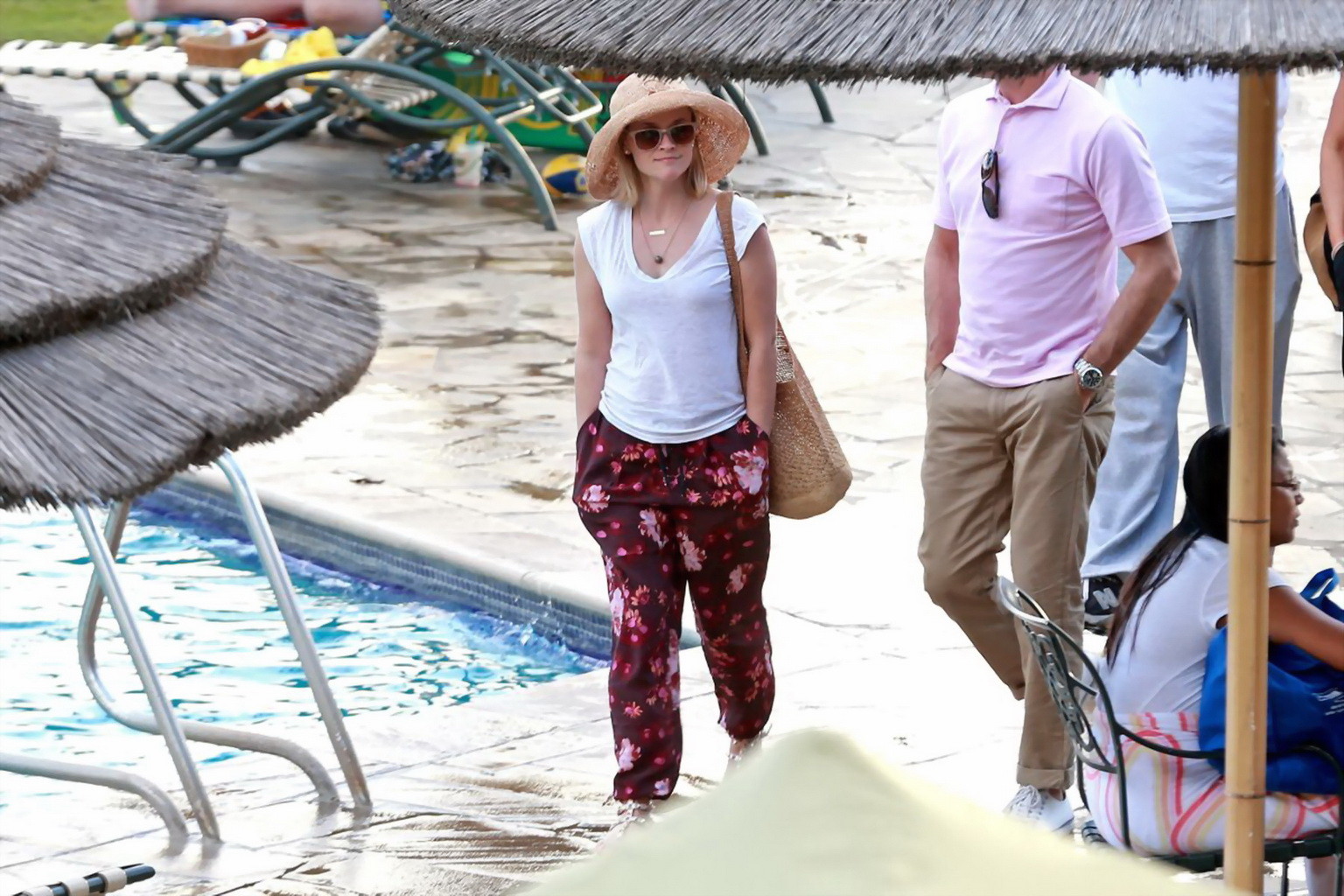 Reese Witherspoon bronzant dans un bikini rose moulant à son hôtel à Hawaii.
 #75208028