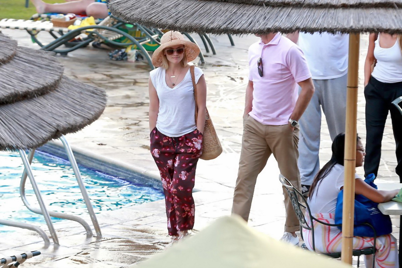 Reese Witherspoon bronzant dans un bikini rose moulant à son hôtel à Hawaii.
 #75208039