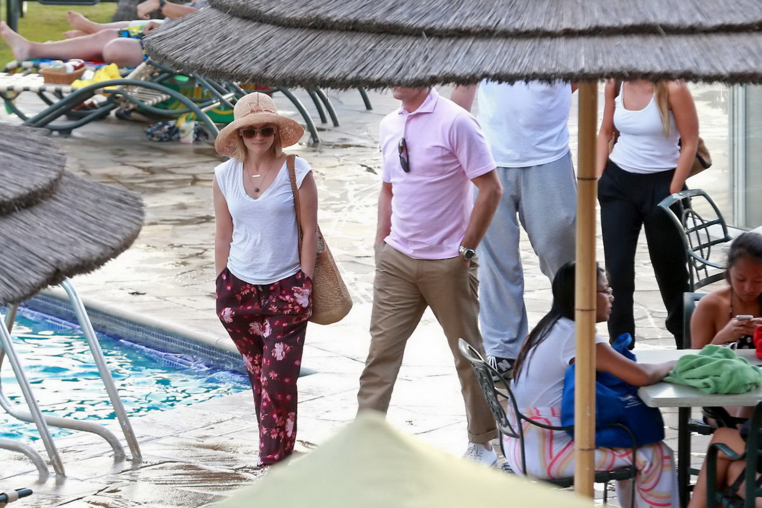 Reese Witherspoon bronzant dans un bikini rose moulant à son hôtel à Hawaii.
 #75208046