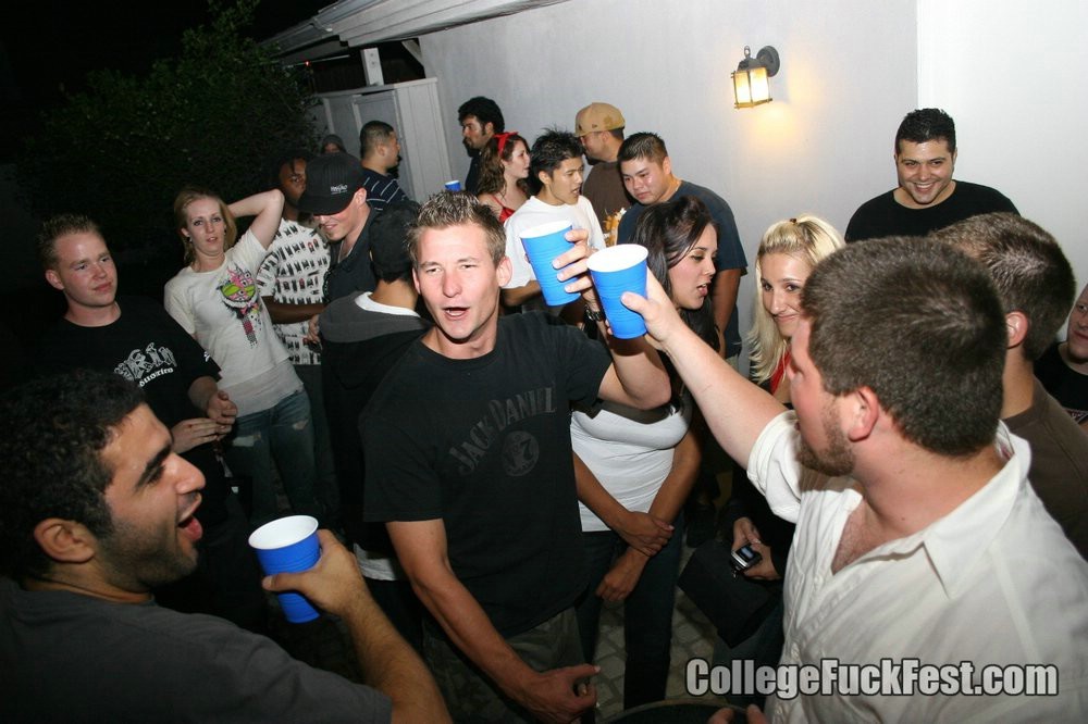 Ragazze ubriache scopate alla festa del college
 #75963287