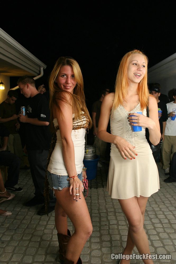 Betrunkene Mädchen auf College-Party gefickt
 #75963368