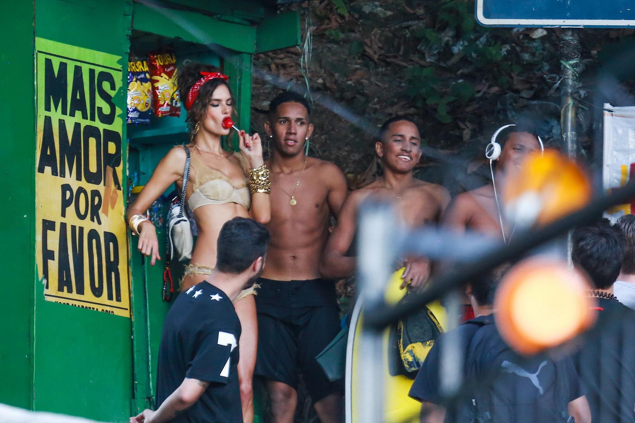 Alessandra ambrosio trägt Dessous bei einem Fotoshooting in Rio
 #75189551