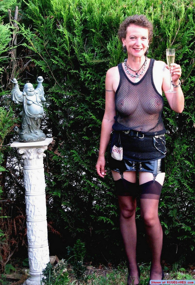 Freundinnen, die zur öffentlichen Nacktheit überredet werden
 #67494770