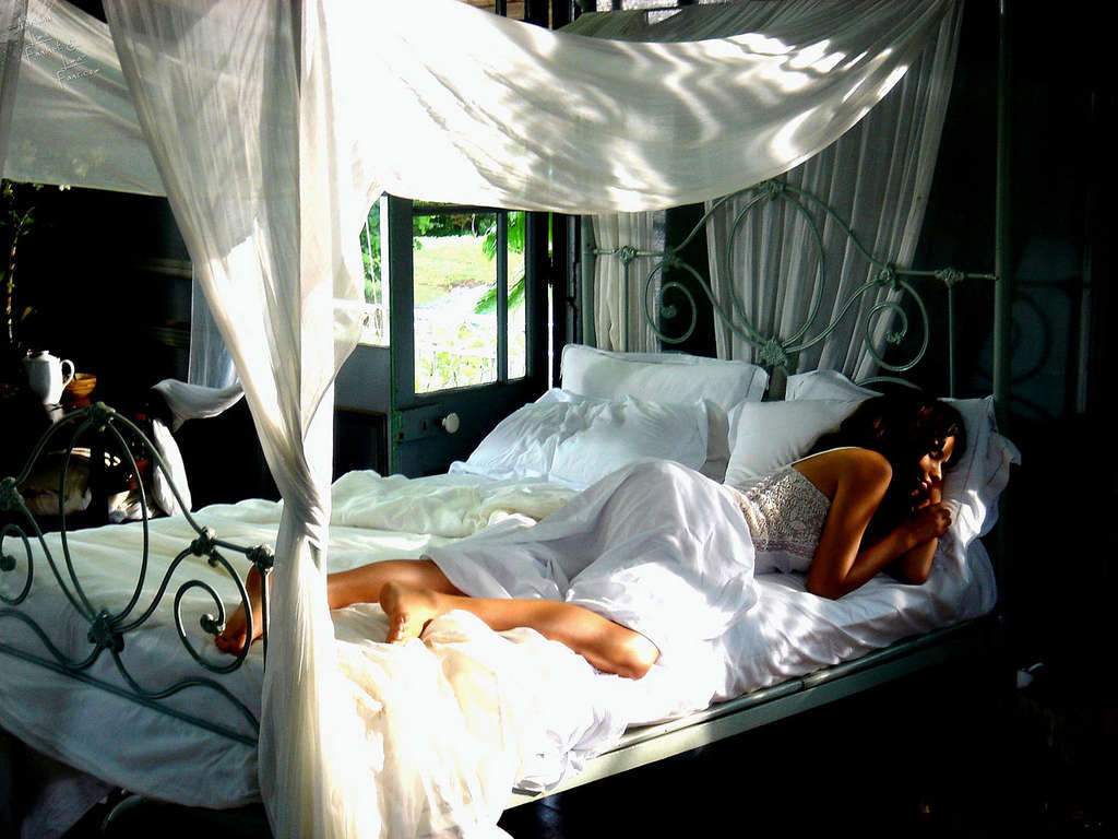 Adriana lima sdraiato in un letto mezzo nudo foto molto sexy e caldo
 #75348498