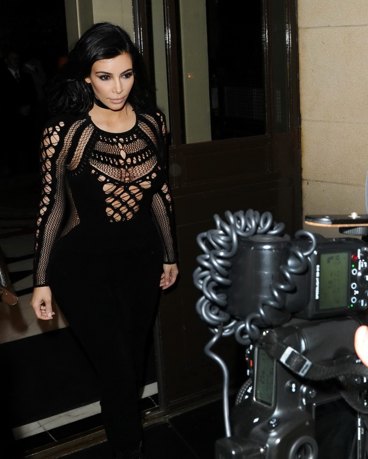 Kim kardashian nip slip indossando una tuta a rete agli arrivi brit awards e 
 #75171514