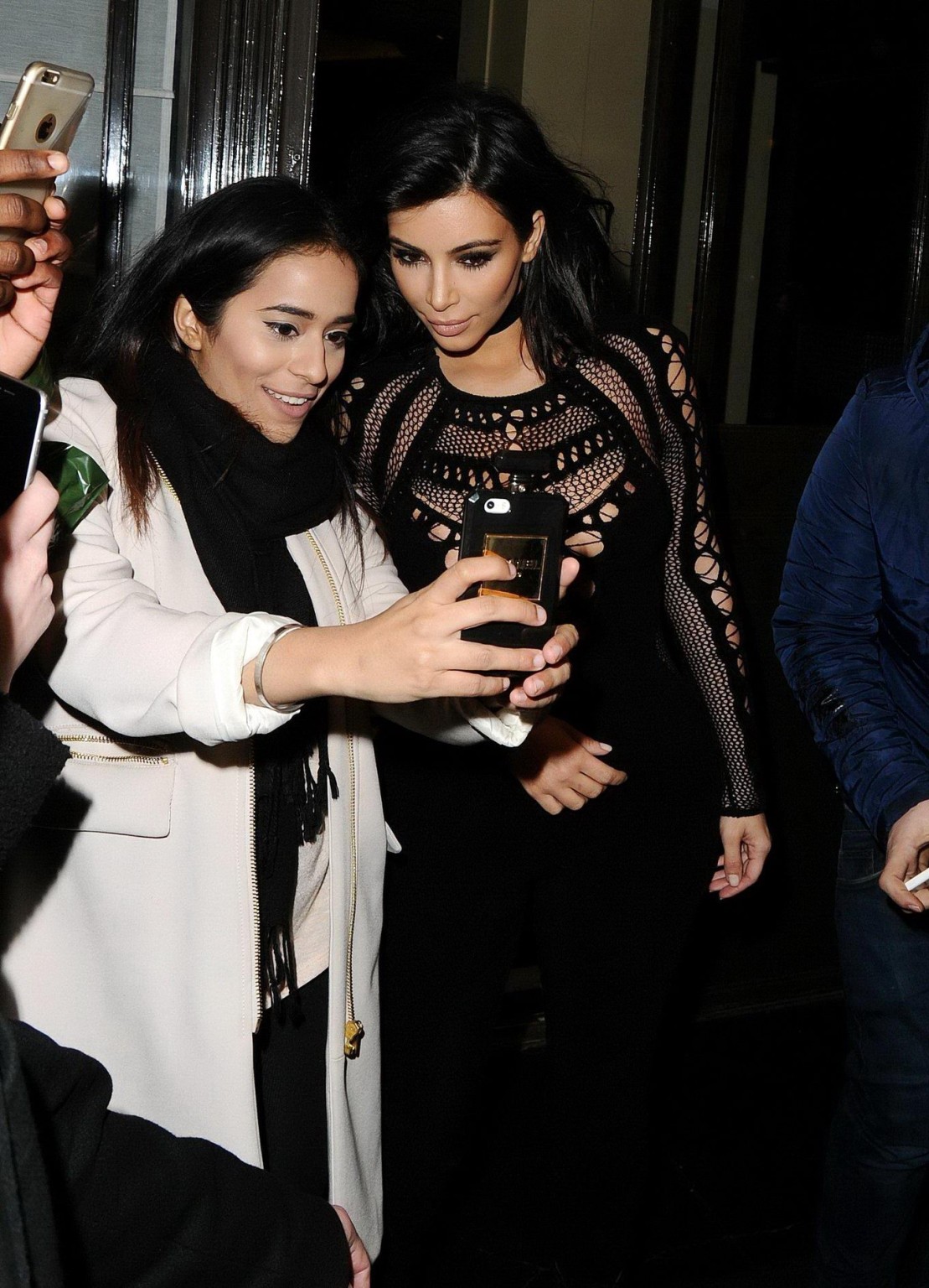 Kim kardashian nip slip con un mono de rejilla en los premios brit y 
 #75171552