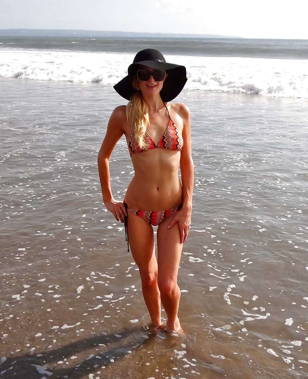 Paris Hilton in bikini striminzito e cappello nero sulla spiaggia foto dei paparazzi
 #75282008