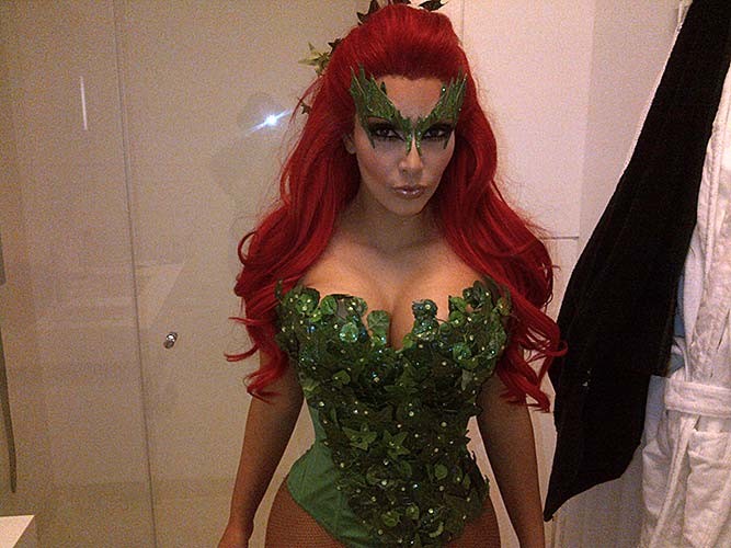 Kim kardashian entblößt sexy Körper und riesige Brüste im Halloween-Kostüm
 #75283901
