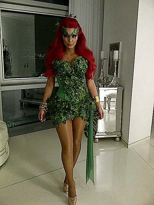 Kim kardashian exponiendo su cuerpo sexy y sus enormes tetas en su disfraz de halloween
 #75283915