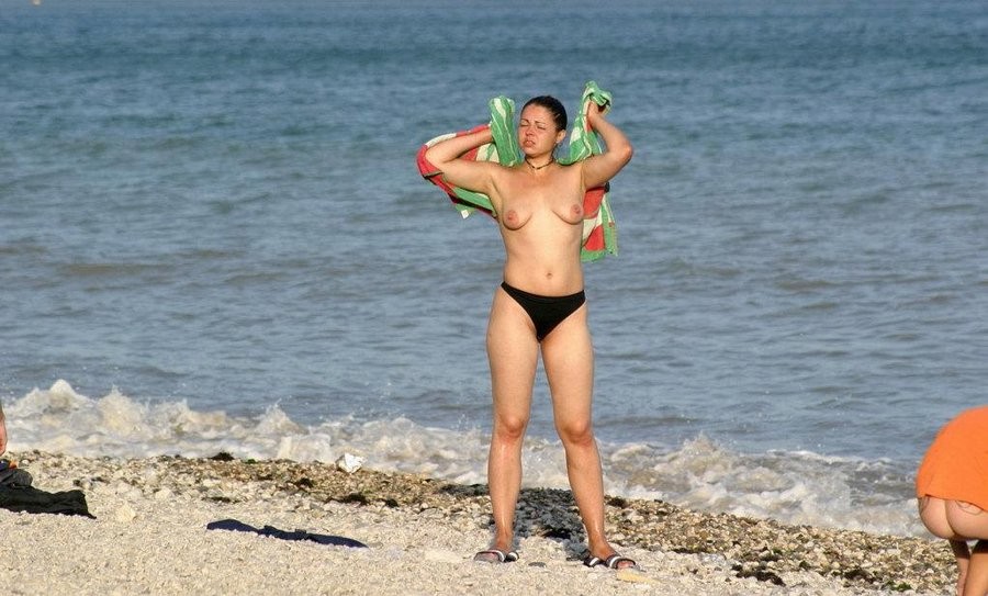 Une jeune nudiste laisse l'eau embrasser son corps.
 #72254548