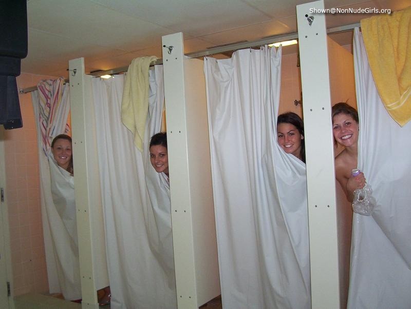 Teens amatoriali bagnati sotto la doccia
 #71653416