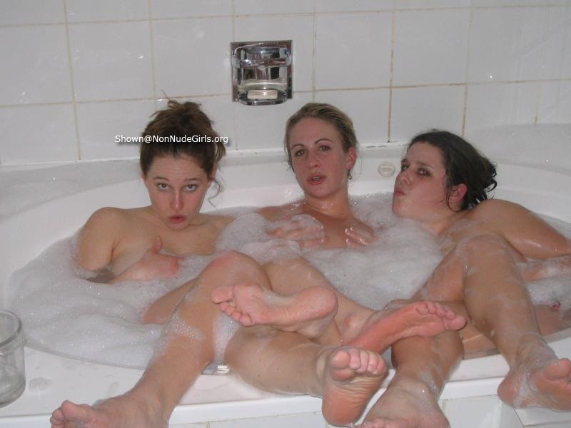 Teens amatoriali bagnati sotto la doccia
 #71653422