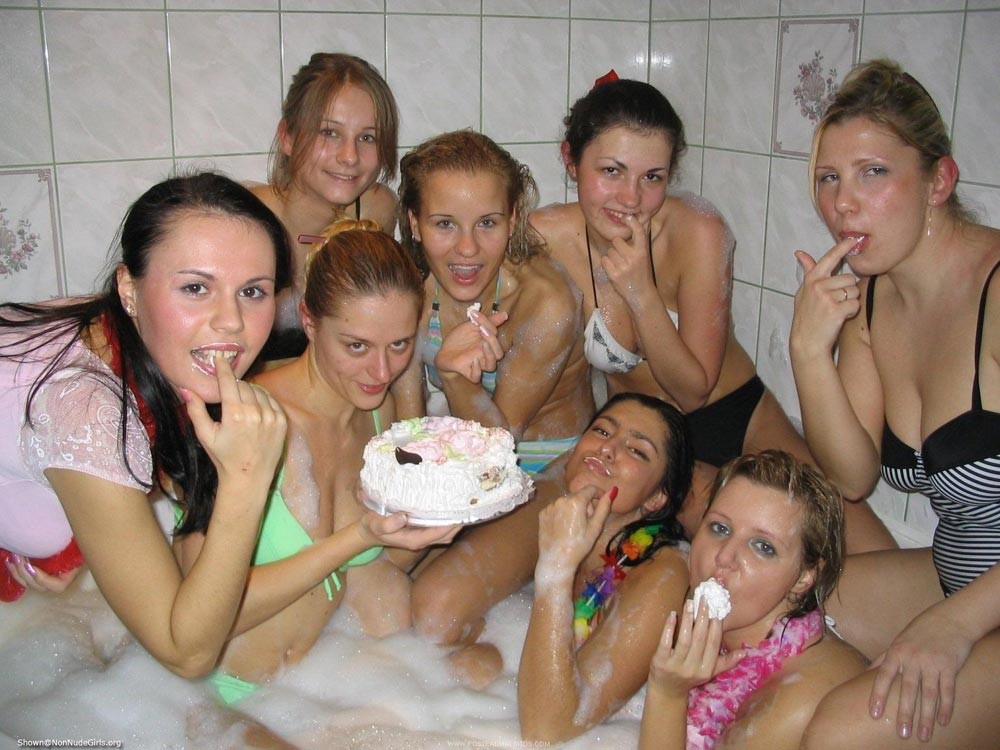 Teens amatoriali bagnati sotto la doccia
 #71653475