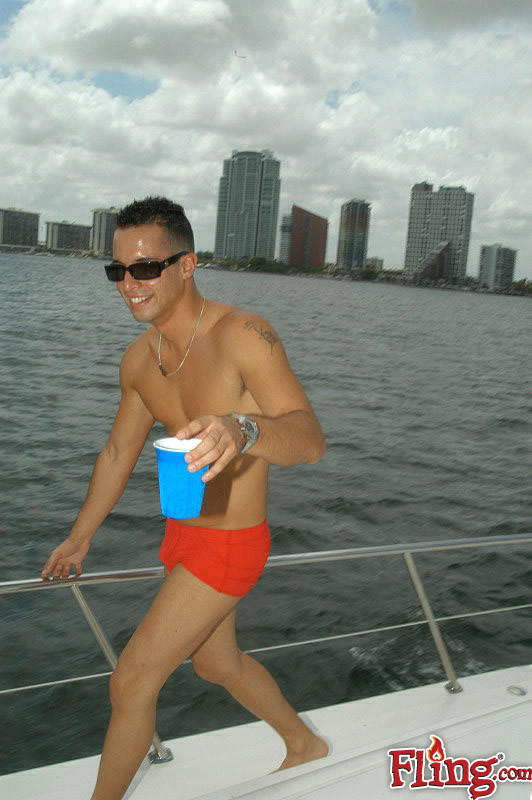 Komm und lerne diese geilen Papi-Jungs beim Ficken auf dem Liebesboot kennen
 #76956332