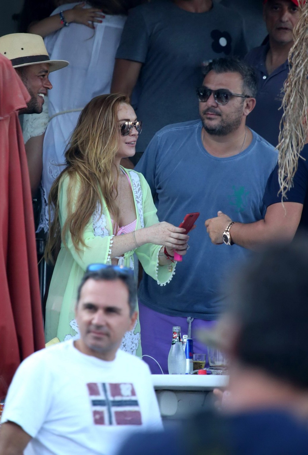 Lindsay Lohan trägt einen pinkfarbenen Bikini auf Mykonos, Griechenland
 #75156645