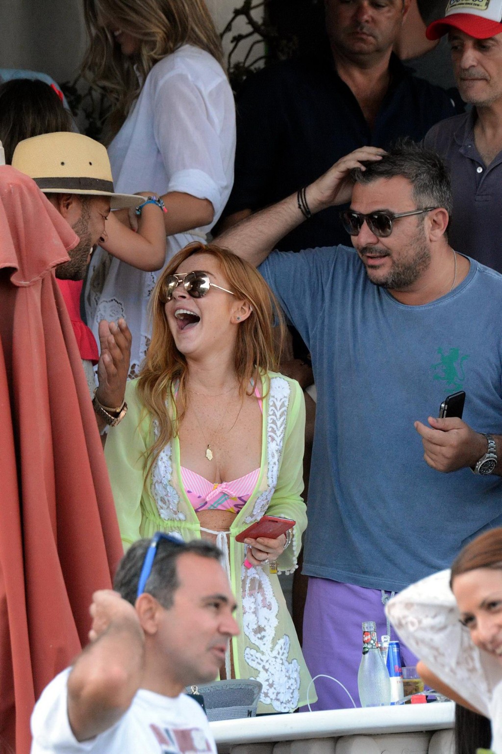 Lindsay lohan indossa un bikini rosato a mykonos in Grecia
 #75156649