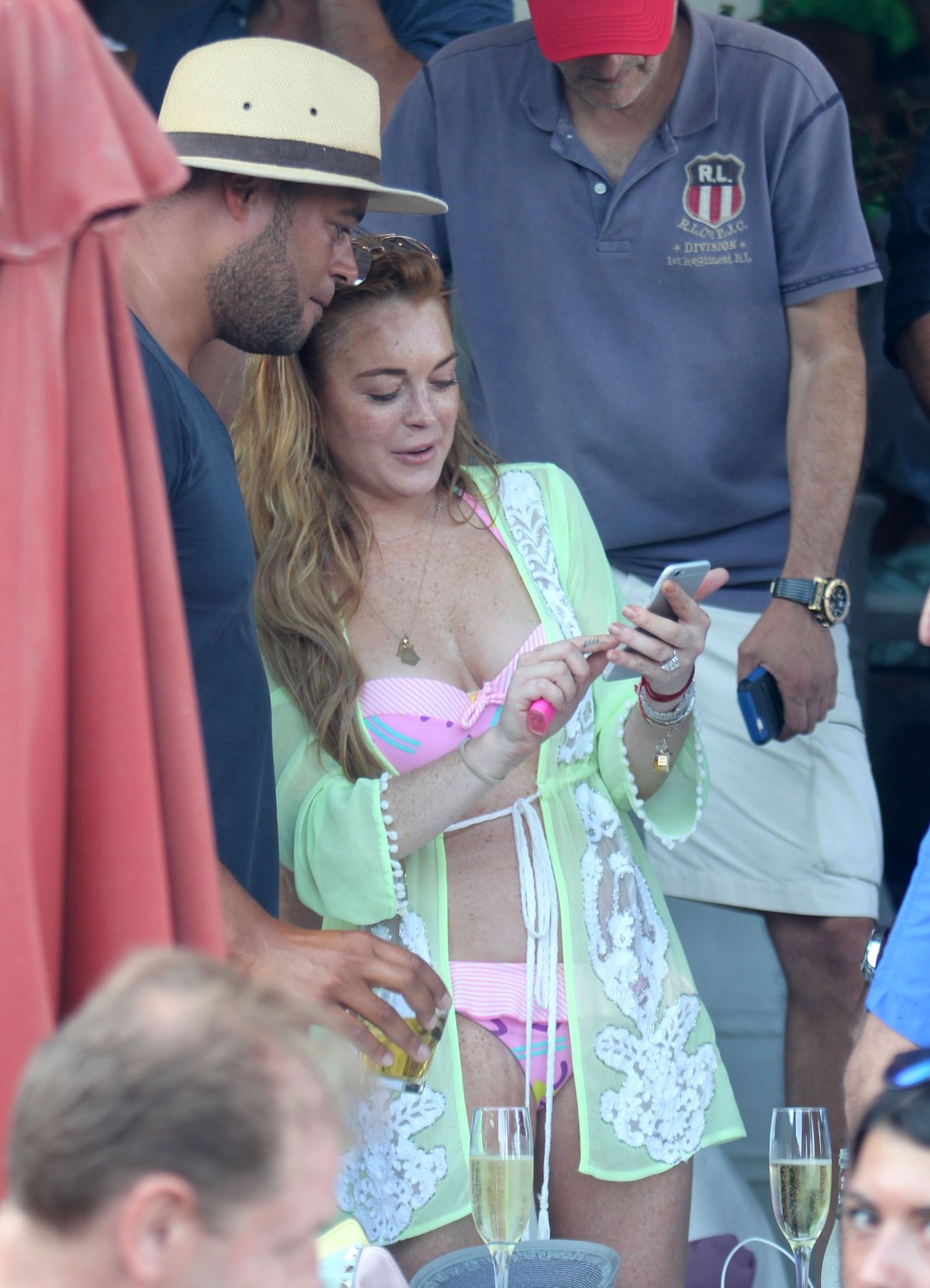 Lindsay lohan indossa un bikini rosato a mykonos in Grecia
 #75156656