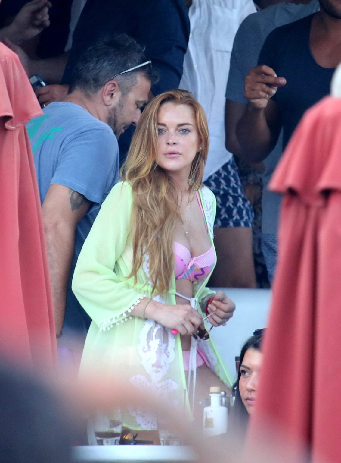 Lindsay Lohan trägt einen pinkfarbenen Bikini auf Mykonos, Griechenland
 #75156663