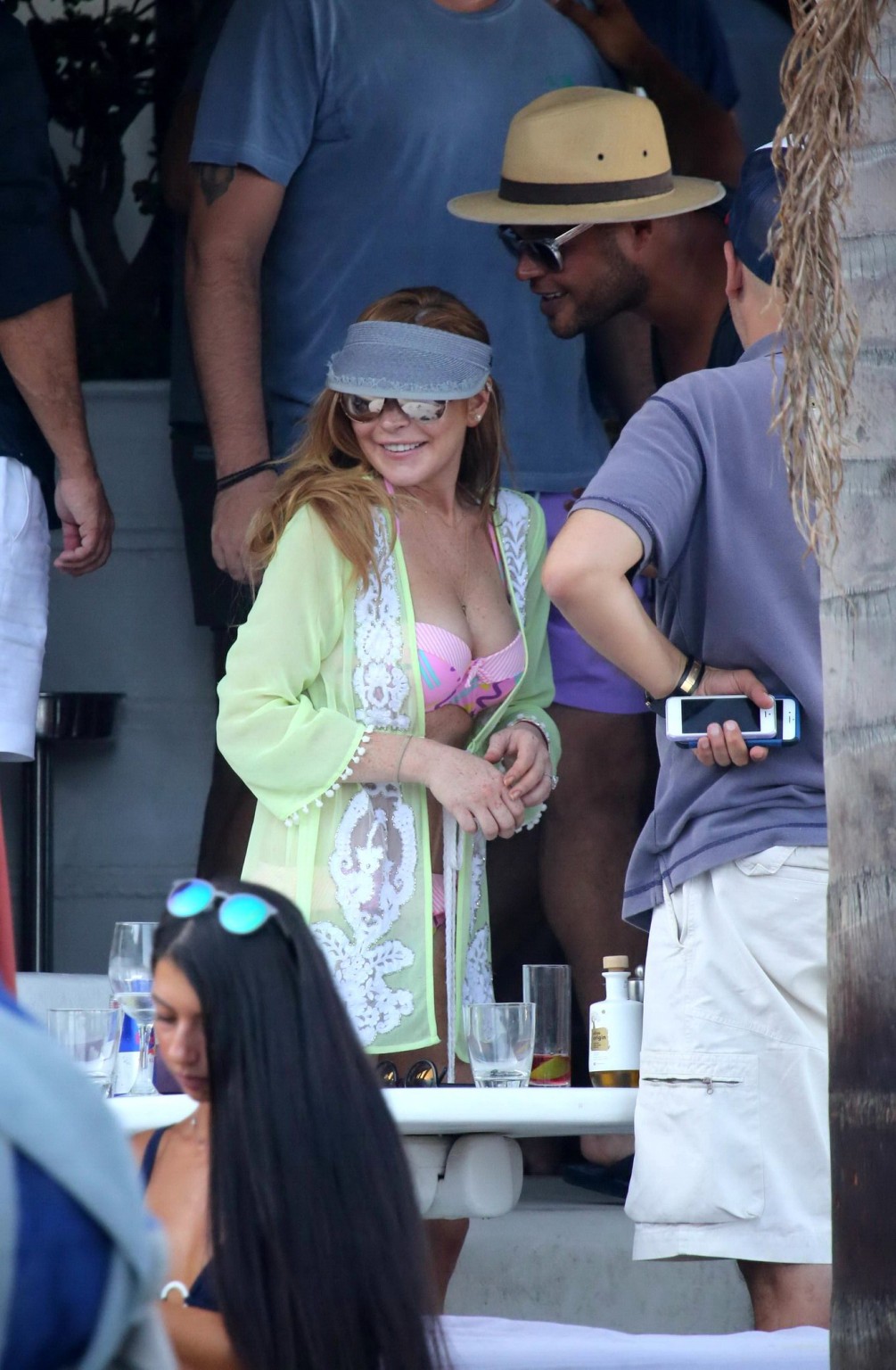 Lindsay Lohan trägt einen pinkfarbenen Bikini auf Mykonos, Griechenland
 #75156670