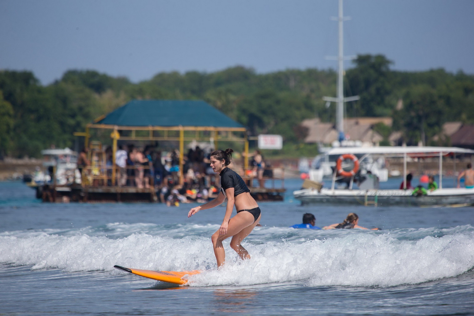 Ashley Greene trägt einen schwarzen Bikini beim Surfen auf dem oakley learn to surf eve
 #75228279