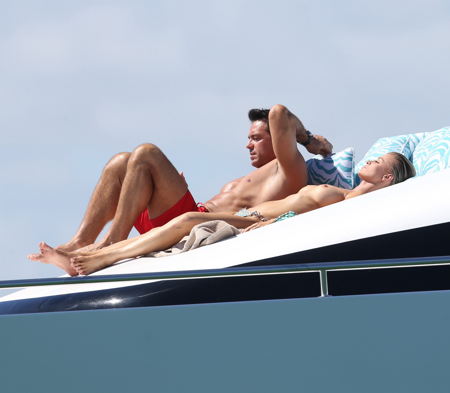 Joanna krupa bronceandose en topless en el yate de miami
 #75146099
